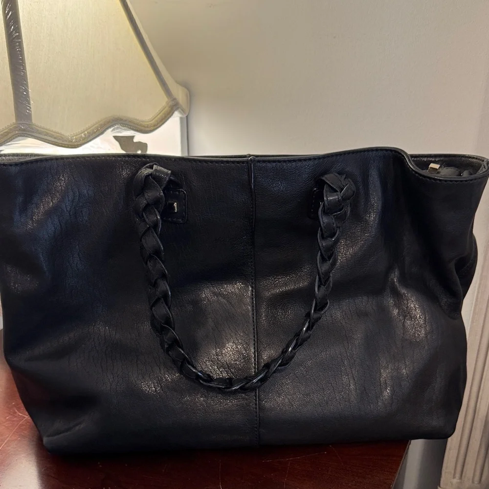 Elegant Black Leather Tote Bag - Picture 1 of 4